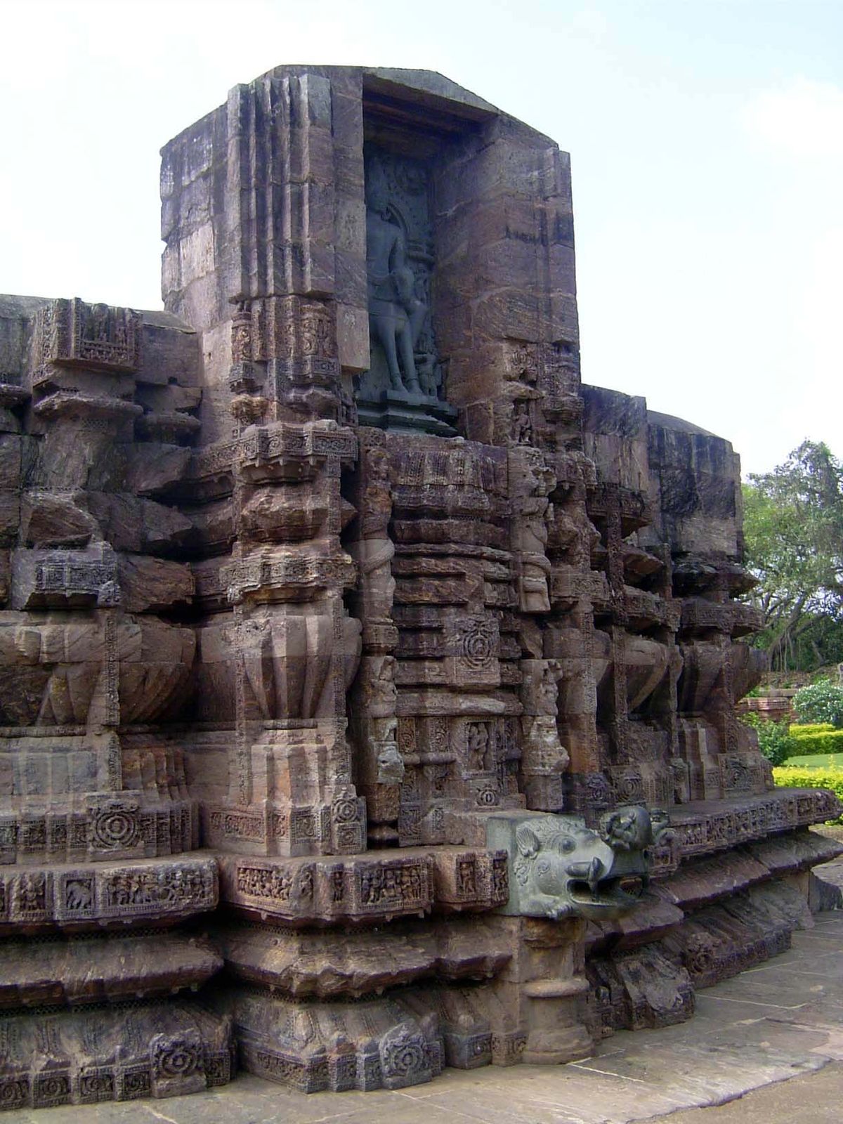 A niche on the north side of the sanctuary carries a statue made of chlorite.