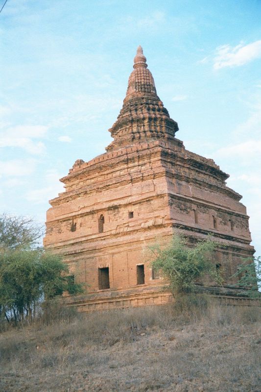 Nearby is another very early and unusual structure, also built before or during the reign of Anawrahta. It once housed an image of the sleep