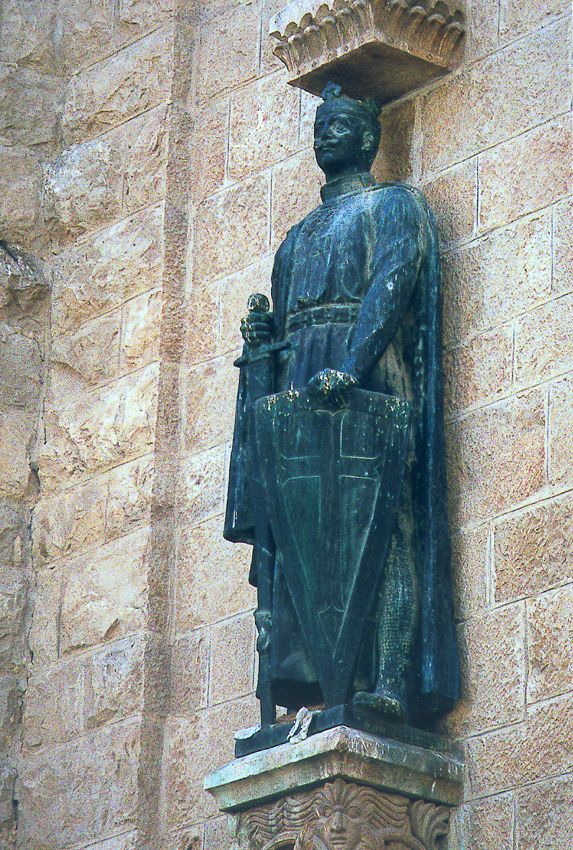 In the quiet courtyard of the busy hospital, the kaiser stands pretty much ignored but in full Crusader regalia, which he actually wore on h