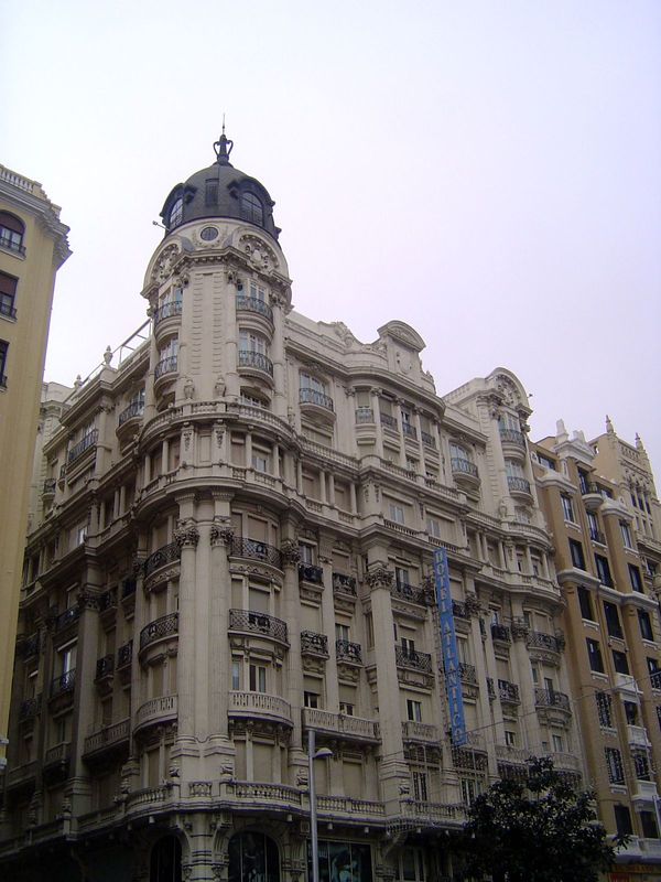 We pass now from 11 to 1 o'clock along the Gran Via, created in 1911. Goitia writes: "The Gran Via was Alfonso's great internal structural r