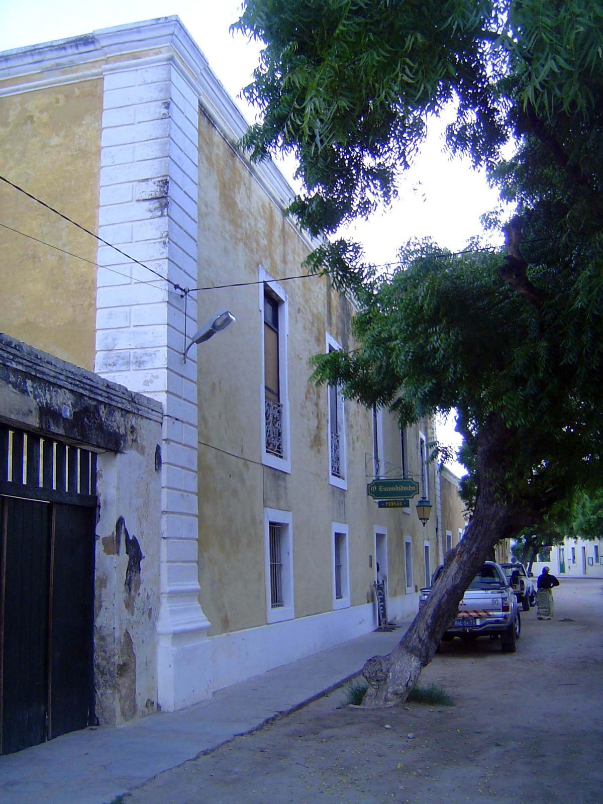 A few cars, here in front of the Escondidinho Hotel.