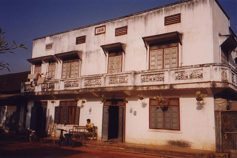 A more recent building with Deco elements.