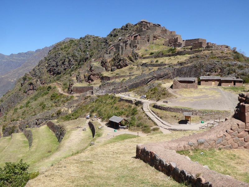 Alternatively, we could back up. See the Serpent Gate? Up above are the quarters called Kalla Q'asa. "Quarters" is another fine term masking