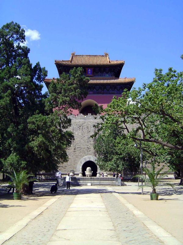 Behind the hall is Zhu Di's soul tower. Its base is a square rampart fangcheng; above is the "brilliant tower" minglou. The word ming, by th