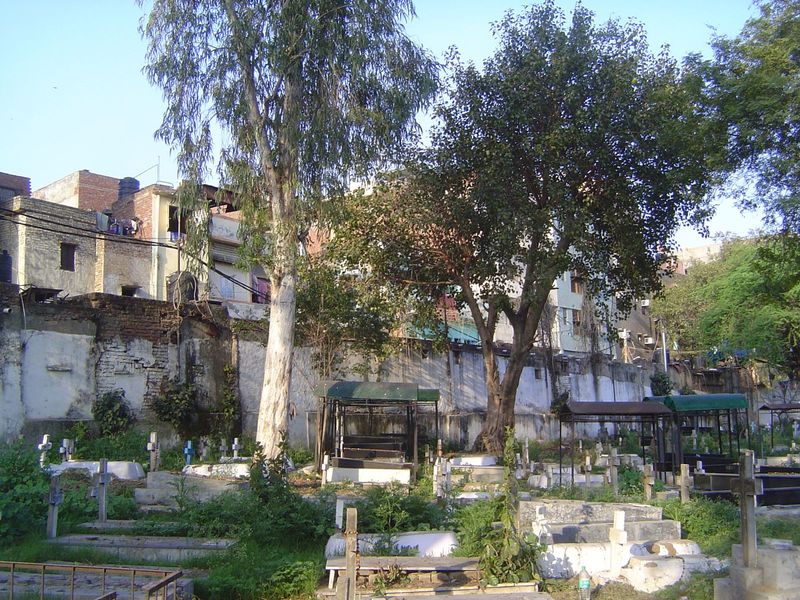 Those vegetable shops we passed earlier are just on the other side of the wall.