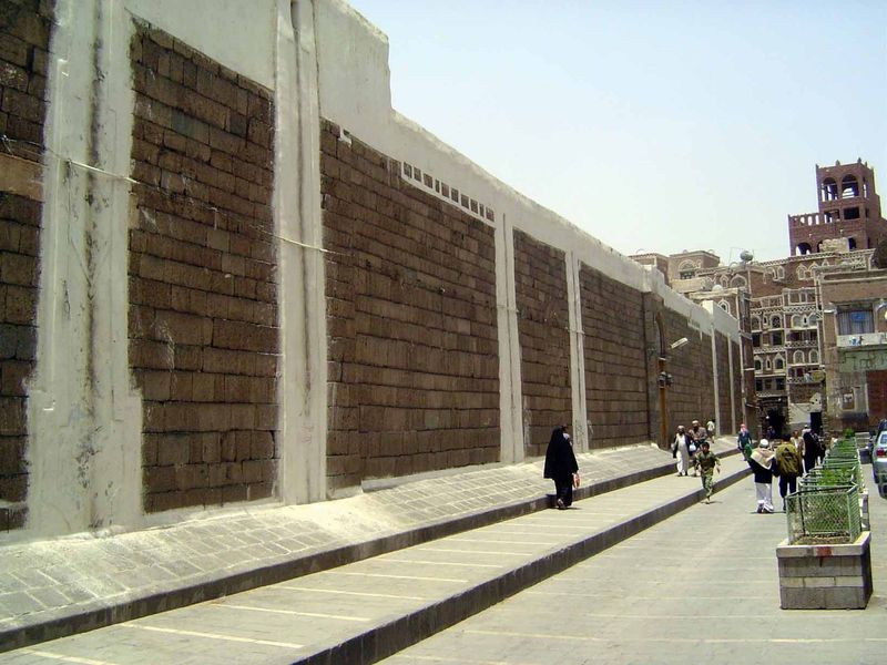Pride of place goes to the great mosque, the Al-jamaa al-kebir.