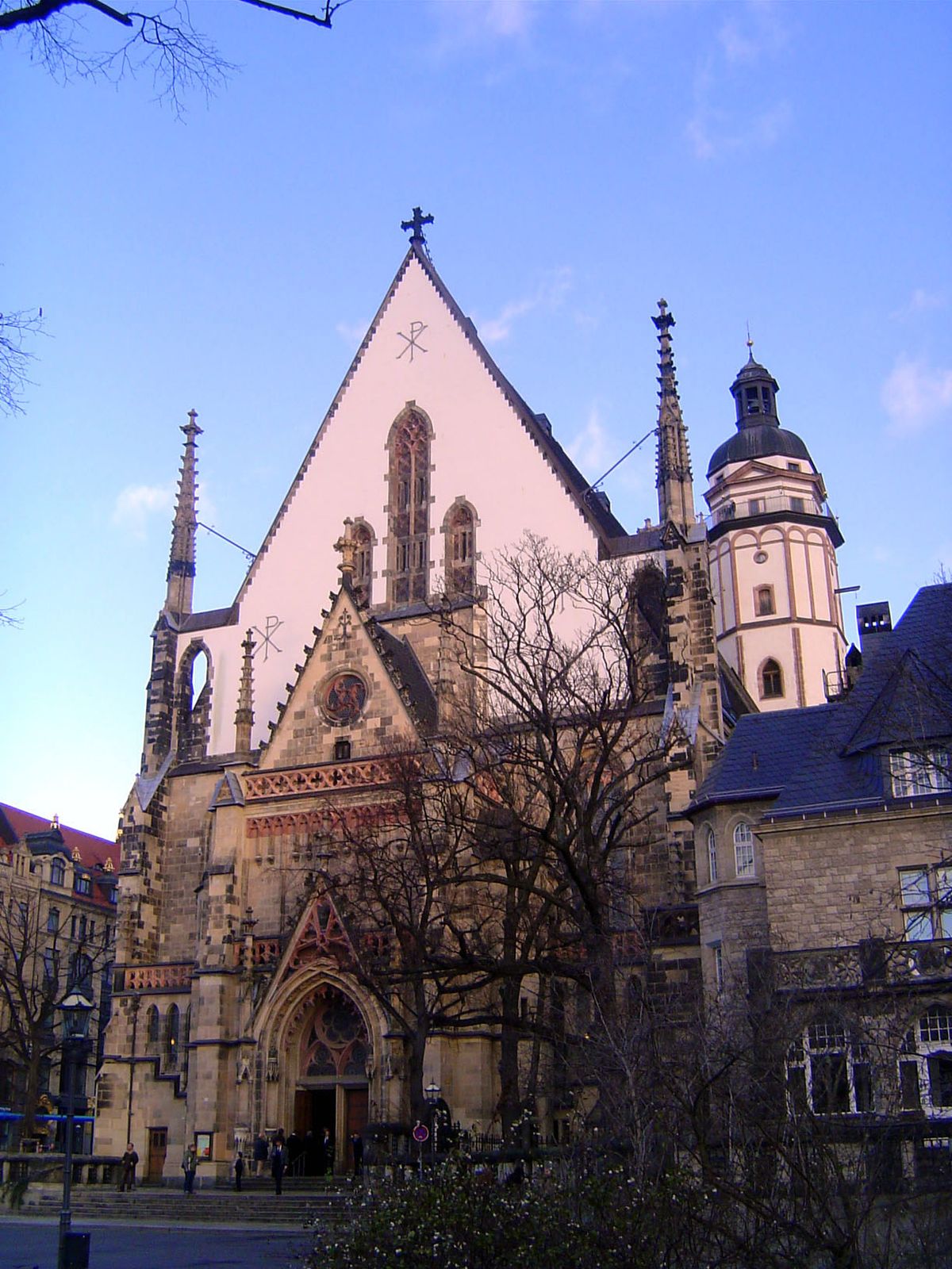 You'd have a very wrong impression of the city if you stopped at the last picture. Here's the Thomas Church, Bach's home for decades. It's b