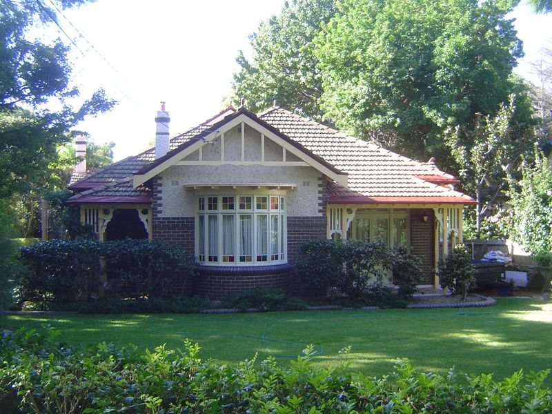 The homes were leased, not sold, so Hoskins retained control of the development. As though they were estates, all the homes got names in Ita