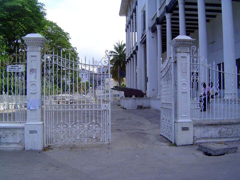 Next door, the sultan in 1883 built a ceremonial palace, used after the bombardment in 1896 as residential quarters. After 1913 the building