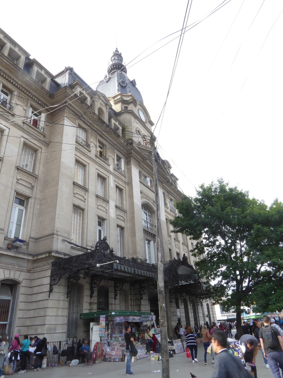 Enough sepulchral musings? Fine; we'll go a mile to the east and pass the Retiro Belgrano station, built by the British-owned Cordoba Centra