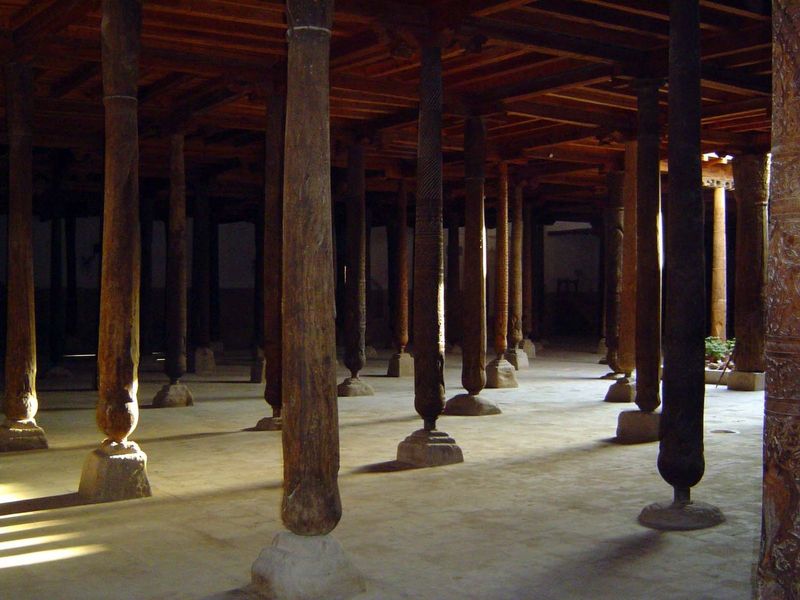 It's a multi-cellular version of the ghazar or flat-roofed mosque.