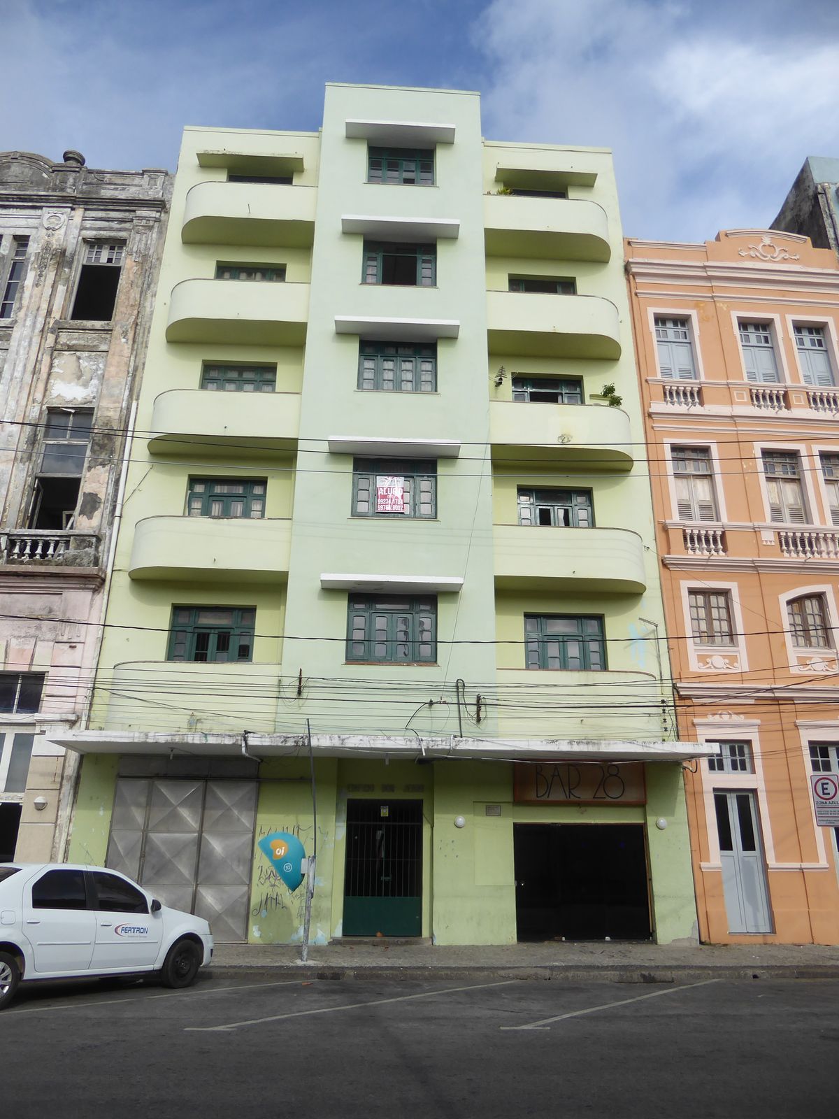 Here's a late-model residential sobrado. There aren't many like it, although oddly enough you can find similar apartments fronting the Bomba