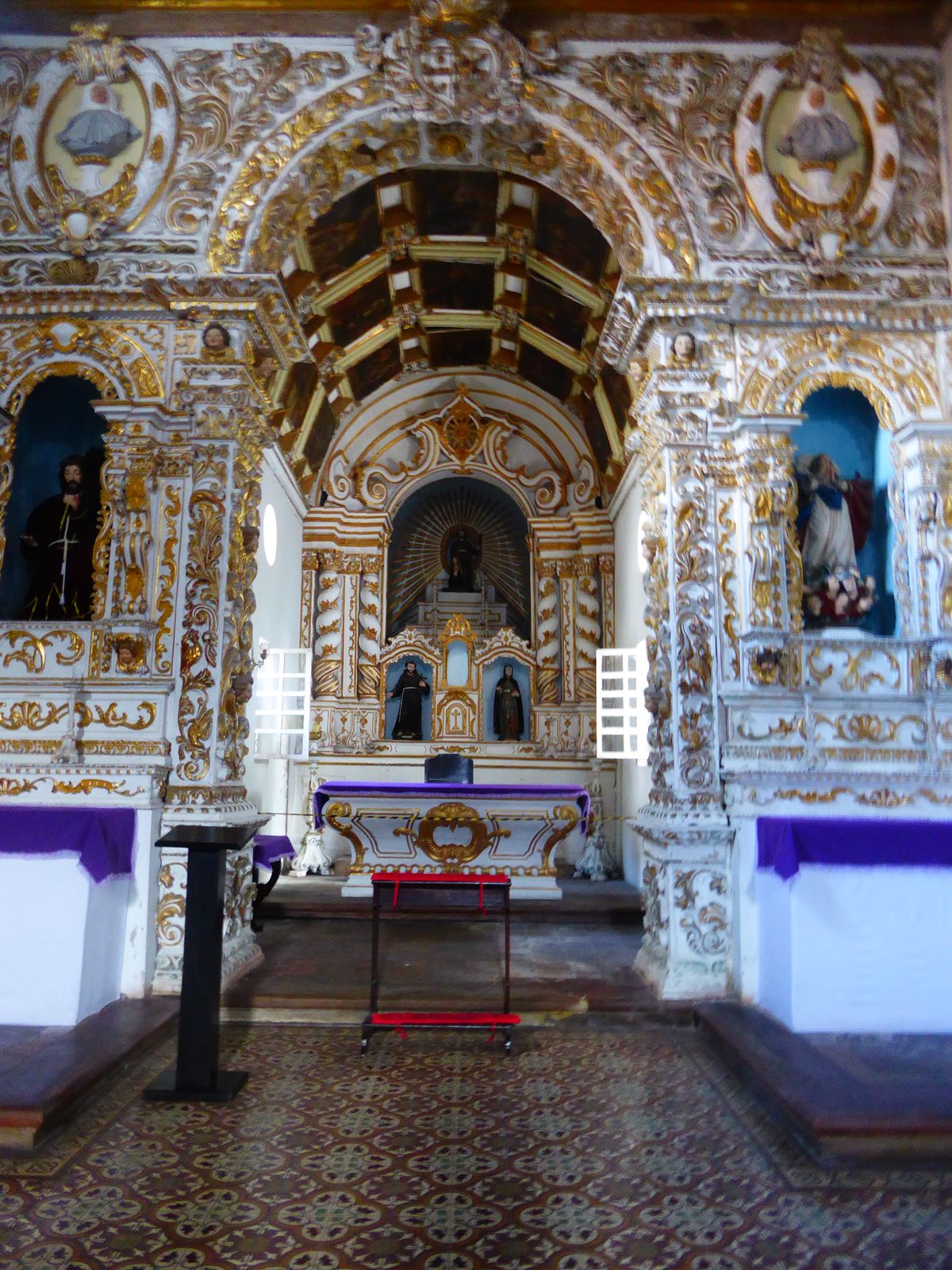 This third-order chapel has its own triumphal arch.