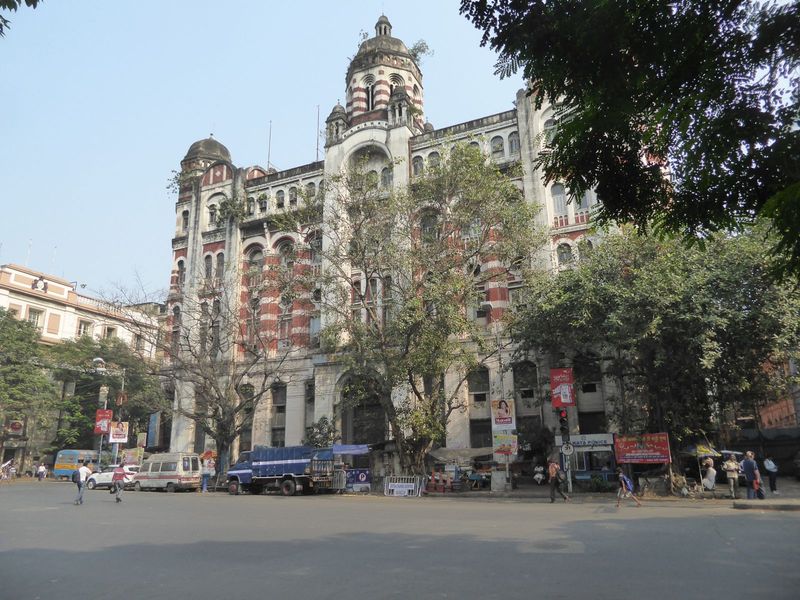 Facing the Chamber is the striped building of the Chartered Bank, which opened in India in 1858. Since a 1969 merger with South Africa's Sta
