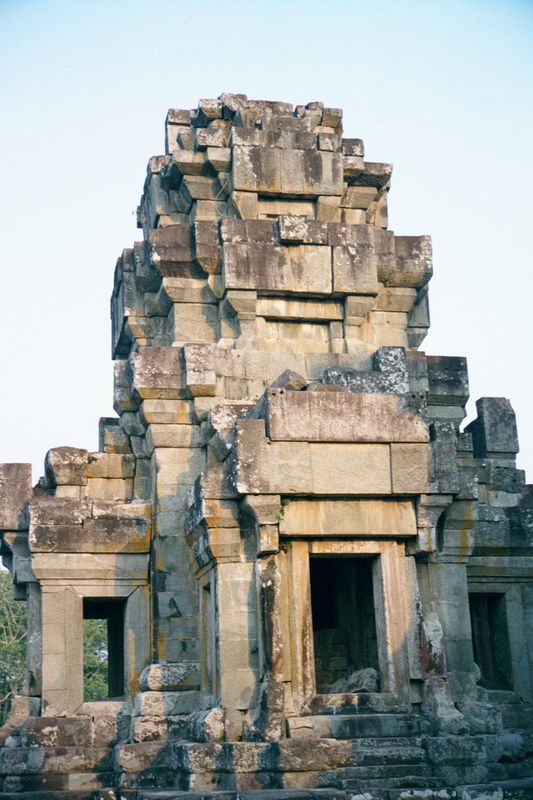 Ta Keo marks the southern end of Jayavarman V's Jayendranagari, a city of which nothing else remains. Ta Keo itself was abandoned before it 