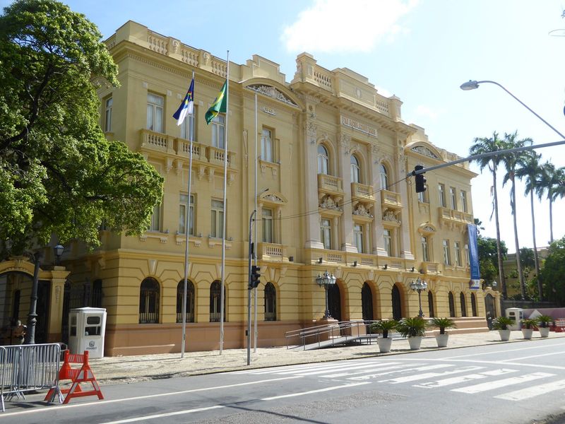 Facing the park is the official home of the governor of the state of Pernambuco. It's an 1841 redo of Maurit's palace and is called the Palá