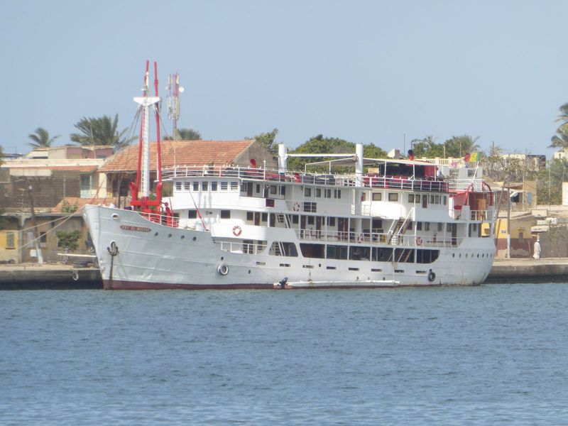Kimble doesn't say who was running the ships, but here's the answer: the Senegal Shipping Company, or Messageries du Senegal, a company foun