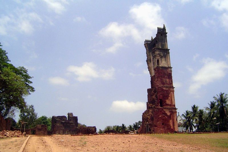 It's the only surviving bit of the superstructure of the Augustinian church of Our Lady of Grace, which was completed in 1602 and abandoned 