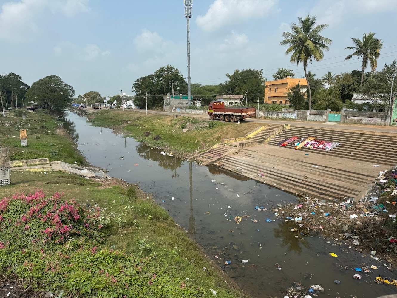 We're at the edge of Machilipatnam, formerly Masulipatnam.  No fencing.