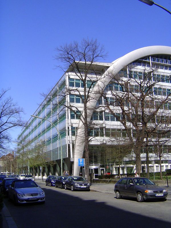 This is Ludwig Erhard Haus, completed in 1998 and designed by Nicholas Grimshaw. It's the home of the Industrie-und Handels Kammer, or Chamb