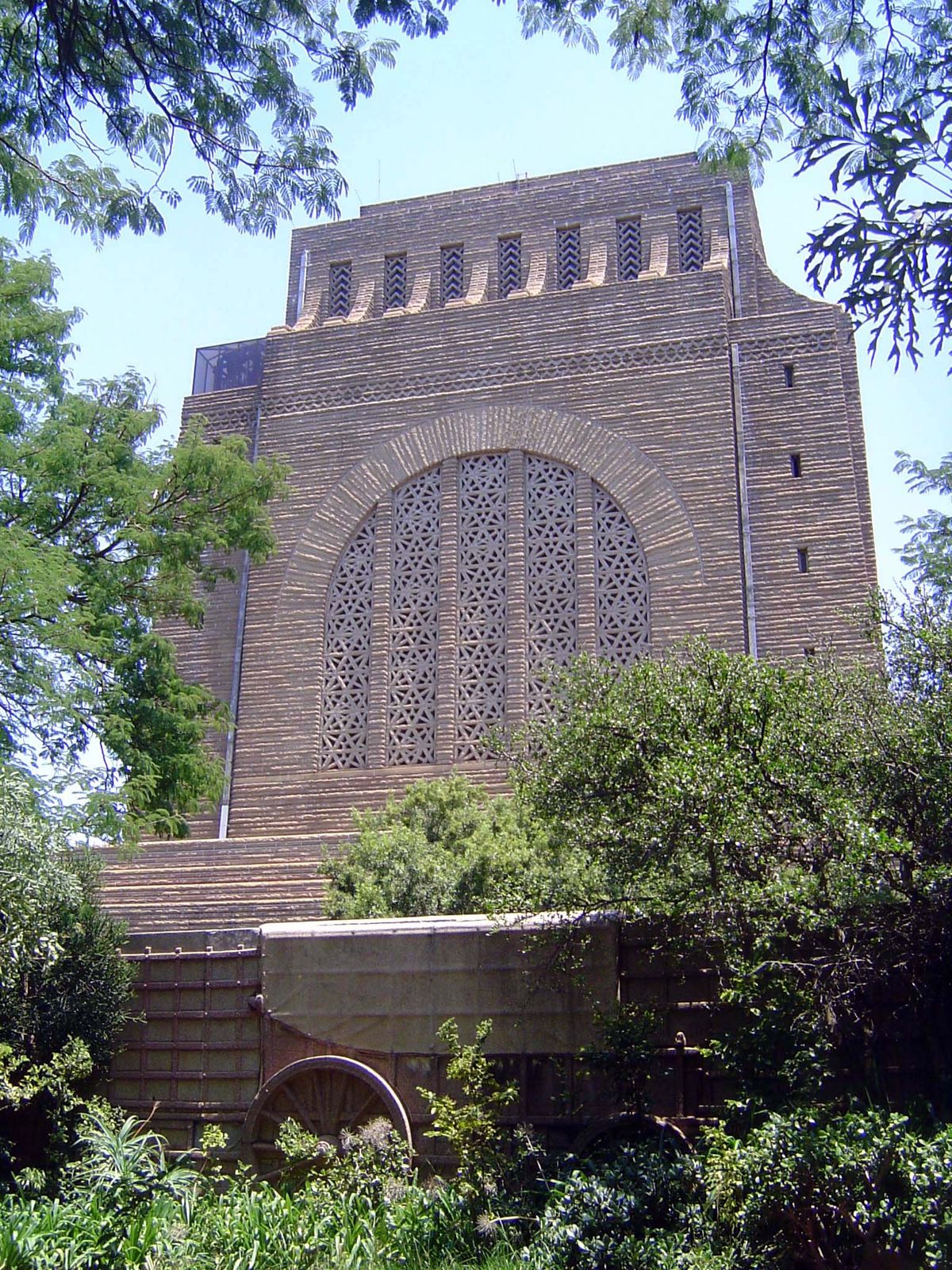 Here, with a symbolism unique to the Boers, the monument is ringed by 64 stone wagons, drawn into a protective circle.