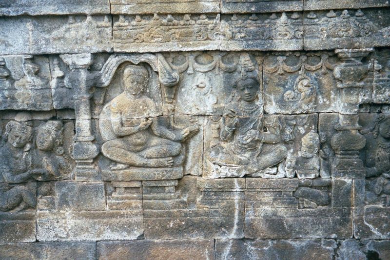 Bimbasara sends a monk.