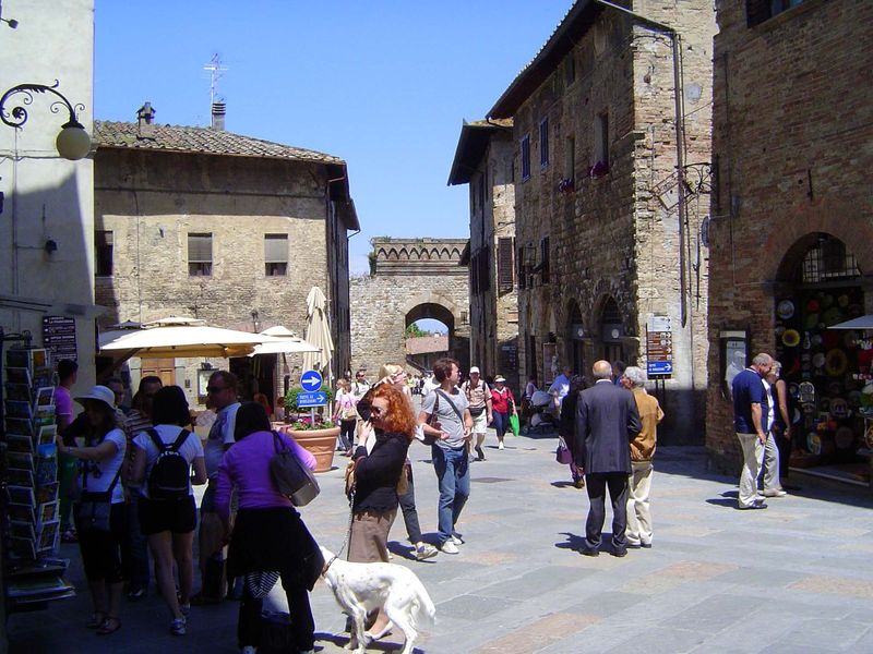 Tourists and the Porta San Matteo.