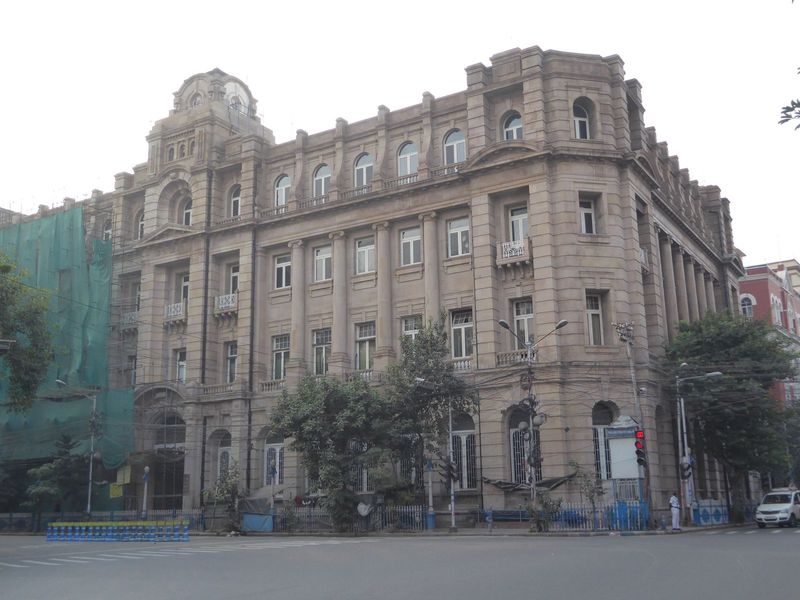 Still farther along, here's the HSBC building from 1922. Does it resemble the bank's original home office along the Shanghai Bund? It's not 