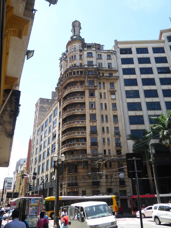 Here's another early highrise, the Edificio Rolim, from 1928. The architect was Hipólito Gustavo Pujol, who had earlier done the Guinle Buil