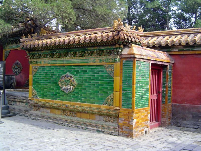 A ceramic-tiled oven in the courtyard of the Hall of Mental Cultivation.