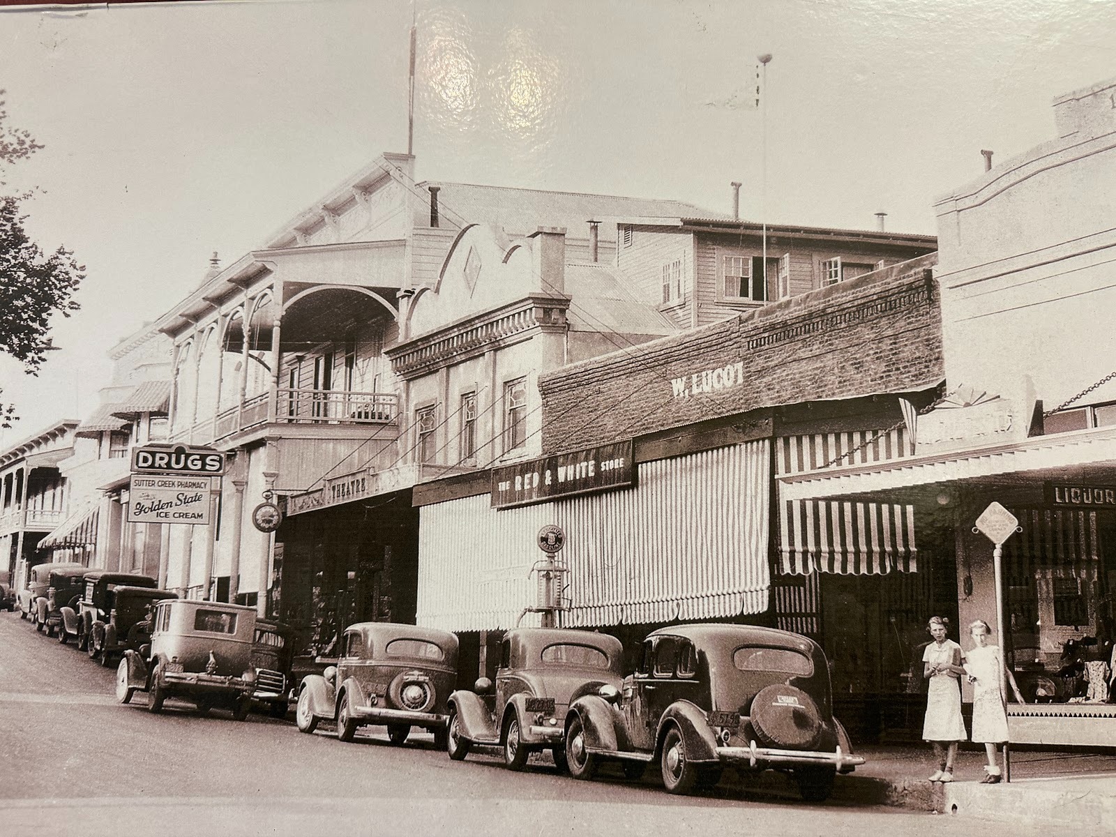 What a difference from the 1930s, when the balcony building was a pharmacy downstairs and when the gallery was a chain-grocery store.