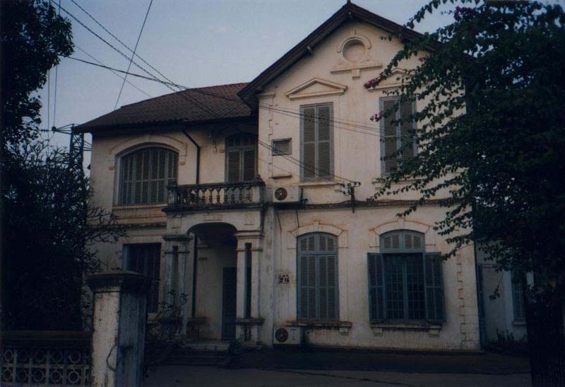 They're very different from the colonial houses of British India, which usually had flat roofs and classical facades.