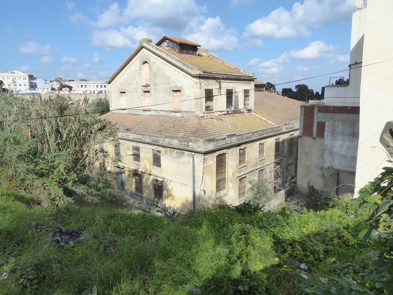 Seating 1,400, the theater has been abandoned for over 30 years. It remains the property of the Spanish government but seems likely to deter