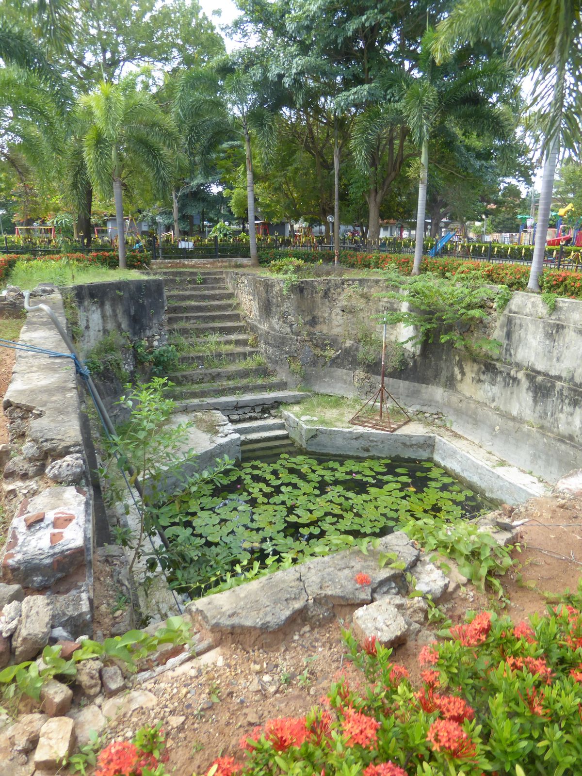 Part of the Old Park is indeed a park in very good shape, including this spectacular well.