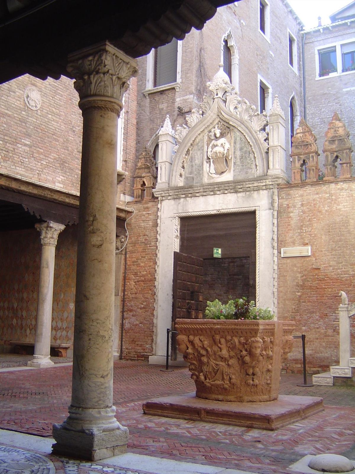 The land entrance to the Ca' D'oro. The floorplan is a "U," with the gate opening onto a street that runs perpendicular to the Grand Canal. 