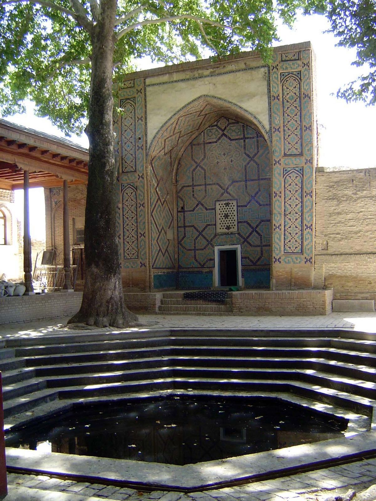 A pool hauz in front of the mosque.