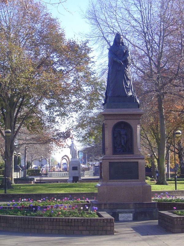 The arches are in the background. In the middle distance is Captain Cook, who came to New Zealand three times; the statue was unveiled in 19