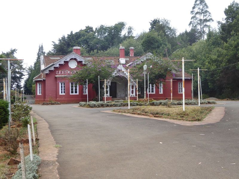 Here's a tricky one. Looks like an upper-middle-class bungalow, but it's actually a guest house. Want to see what it's attached to?