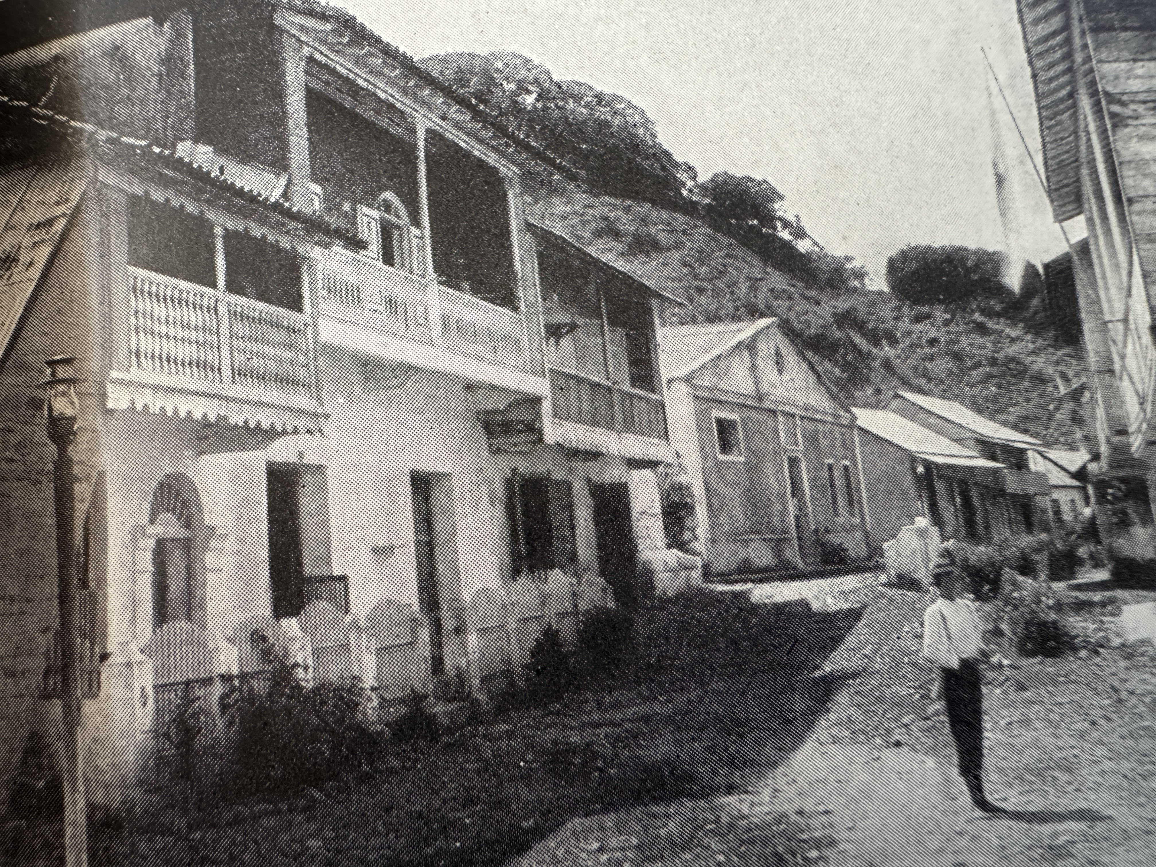 Here's the town, intrusion-free about 1910.   Joseph Bucklin Bishop, The Panama Gateway, 1913, p. 30