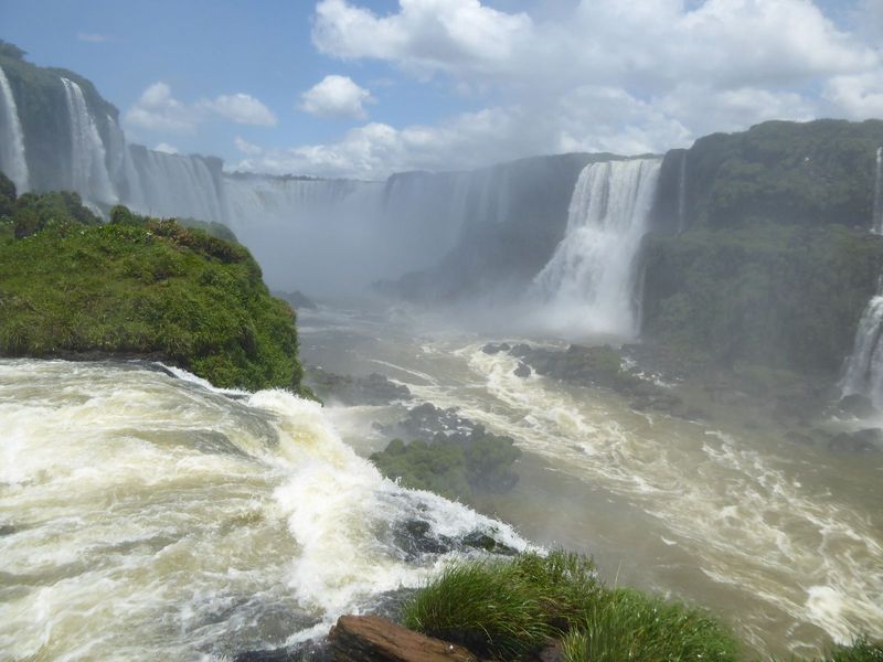 The horseshoe-shaped bit is divided between Brazil and Argentina. The half on this side is the Garganta do Diabo; the farther half is the Ga