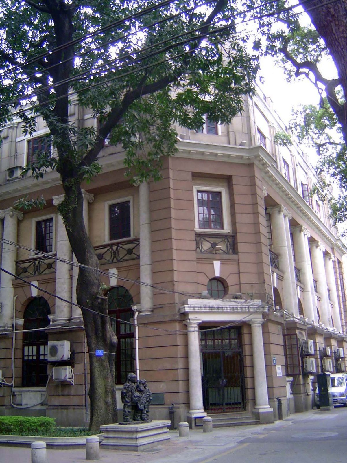 Also on Central Avenue, the former Chartered Bank of India, Australia, and China.