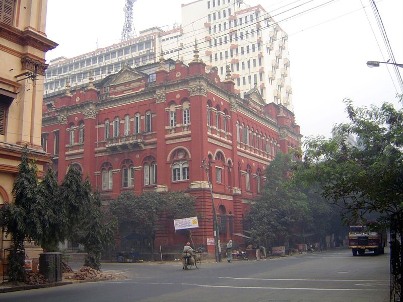 Upstream neighbor: the former headquarters of the East India Railway. Inside, the beams are worn-out rails.
