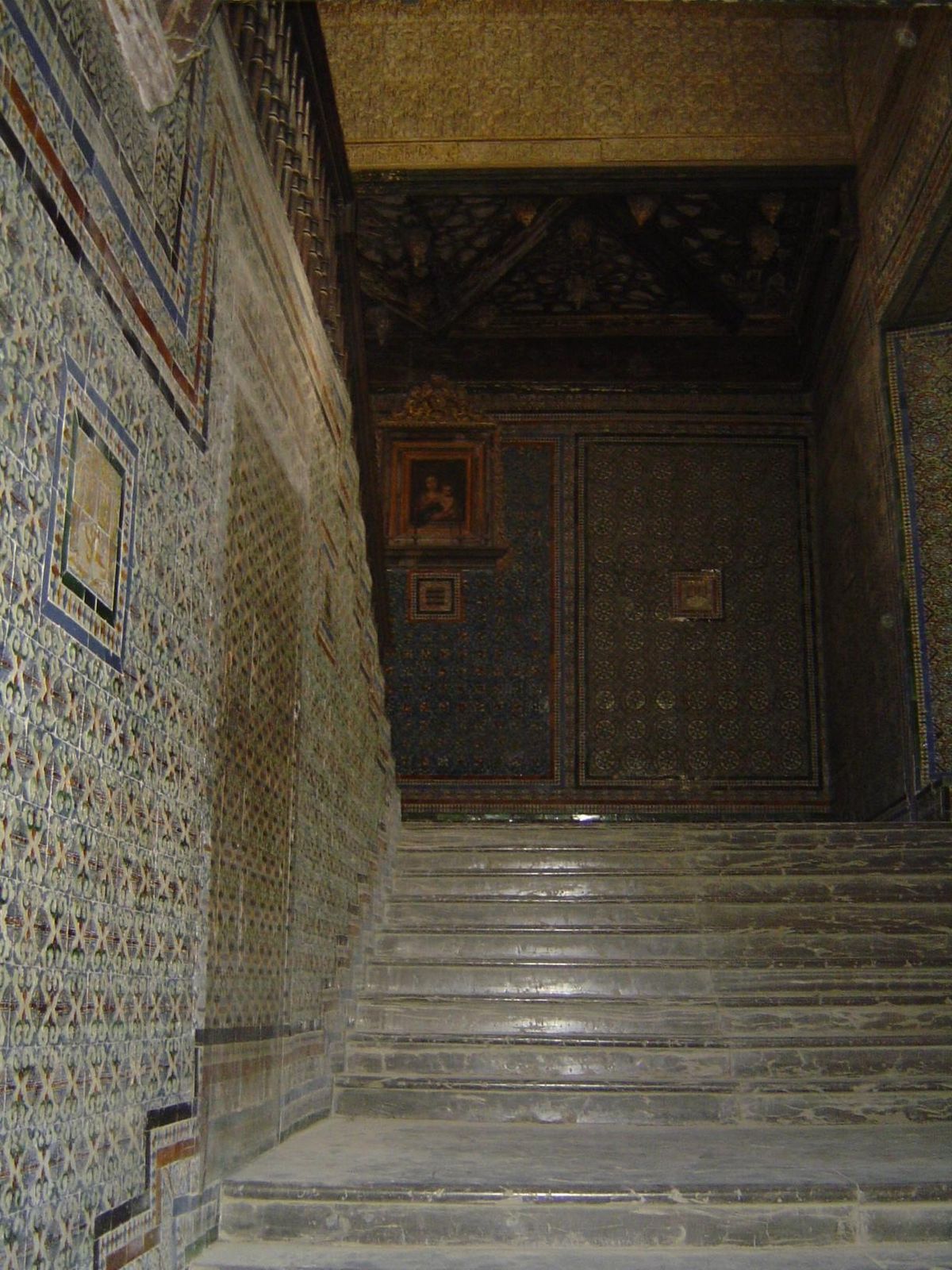 Azuleros are used on this staircase like wallpaper.