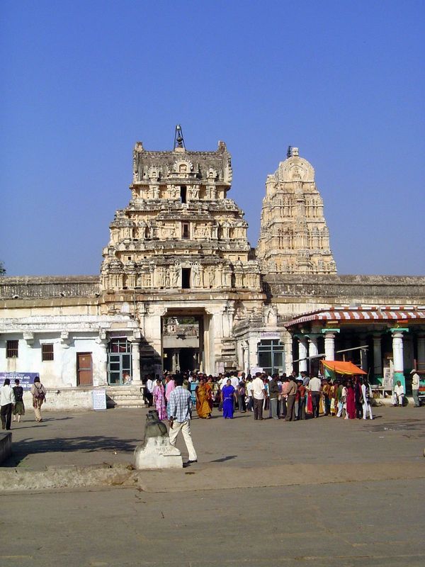 A courtyard leads to a second, lower gopura. As late as the 1920s, foreigners were allowed no further. Today, they can enter after buying a 