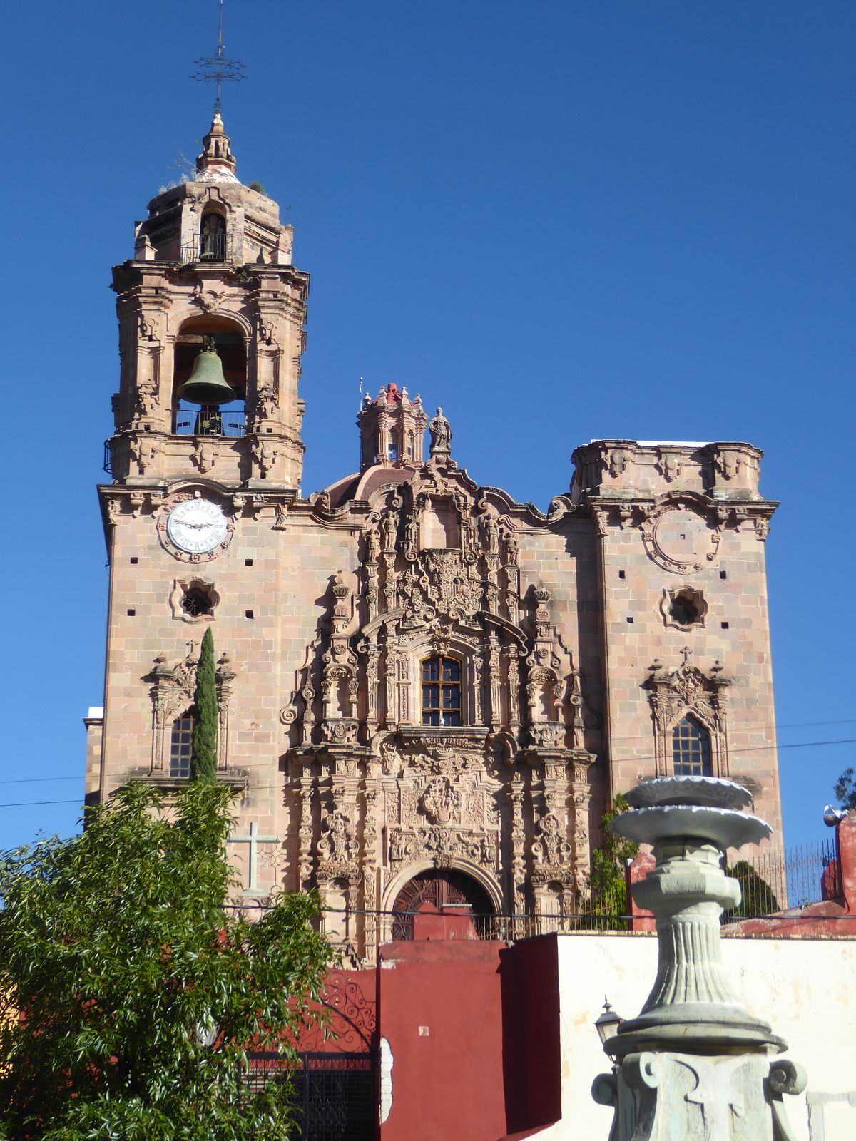 Perhaps in combination with his son-in-law Diego Rul, Obreg n also paid for this, the Valenciana church or Templo de San Cayetano Confesor.