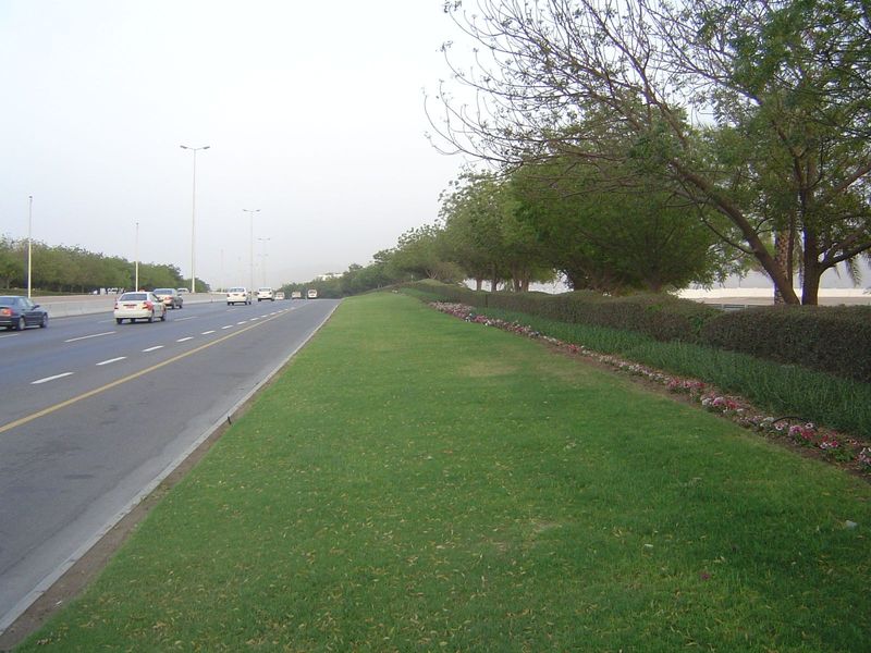 Muscat has grown west a dozen miles toward and beyond its airport, sothe parts of Muscat and its commercial neighbor, Muttrah, constitute le