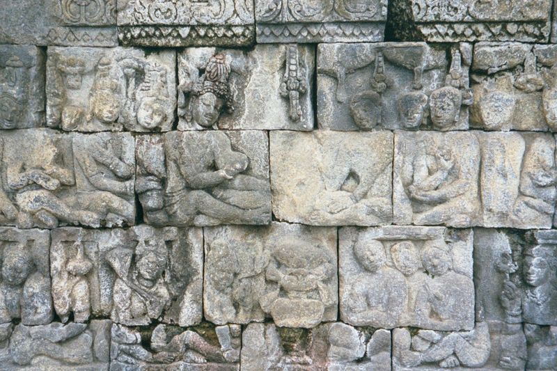 The text begins with the Buddha performing miracles for an audience too selfish to notice. Here, in one of the first panels, the Buddha's th