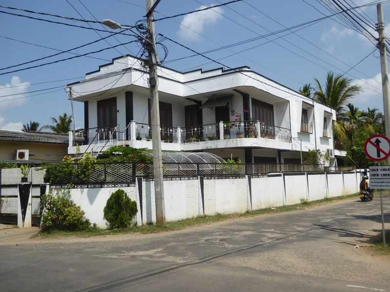 Here's someone who prefers something more European. Corner of Kovil Road and Rakka.