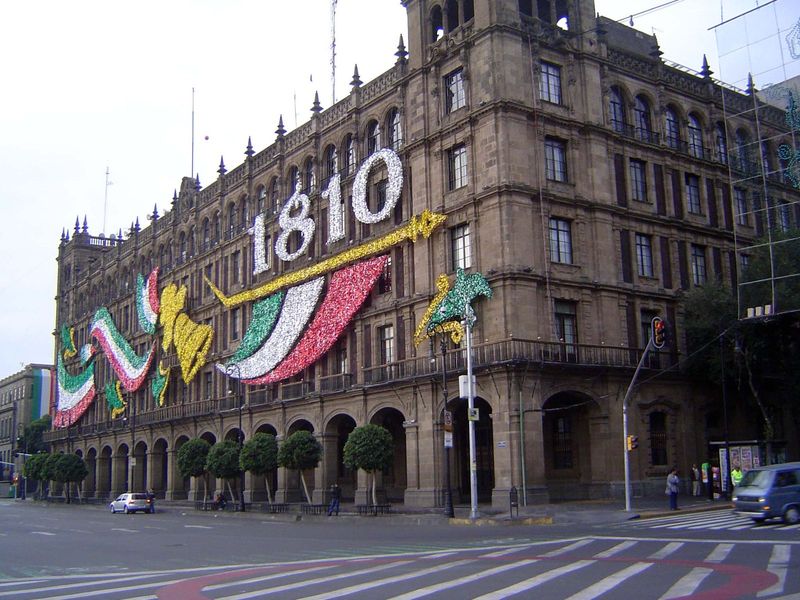Its twin is the Federal District Municipality building, built to the same last in the 1940s.