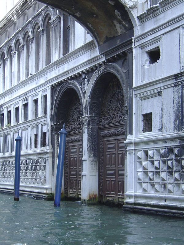 We're come around 180 degrees to the other side of the palace now, a side that fronts on a small but heavily used canal. The palace was seve